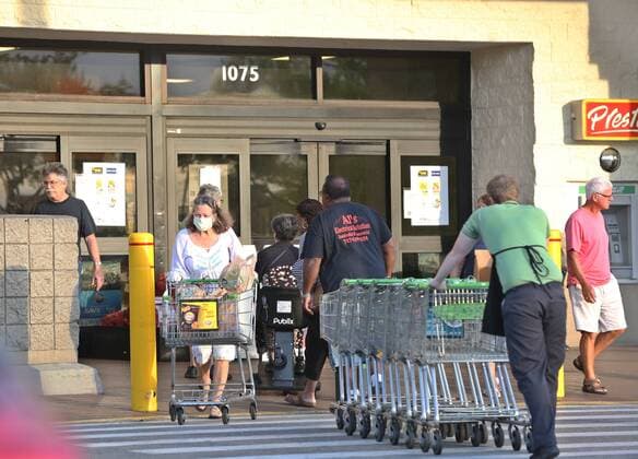 March 25, 2020, St. Petersburg, Florida, USA: Customers come and go from the Publix store at 1075 South Pasadena Avenue, South Pasadena, Wednesday, March 25, 2020. Publix designated Tuesday and Wednesday mornings, 7-8am as senior shopping hours for customers age 65 and over. St. Petersburg USA - ZUMAs70_ 20200325_zan_s70_004 Copyright: xScottxKeelerx