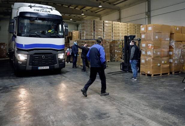 Workers sort out all the personal protective equipment (PPE) received from China at a warehouse in Valencia, Spain, 25 March 2020. A total of 3,800,000 masks, 5,000 protective suits and 2,000,000 gloves arrived to Valencia region to equip hospitals and elder homes in the need of this material amid the coronavirus outbreak. Spain is on its 11th consecutive day of national lockdown imposed by the government in an attempt to slow down the spread of the pandemic COVID-19 disease caused by the SARS-CoV-2 coronavirus. Protection material arrives to Spain from China !ACHTUNG: NUR REDAKTIONELLE NUTZUNG!  Copyright: xJuanxCarlosxCárdenasx GRAFCVA3415 20200325-637207247664316020