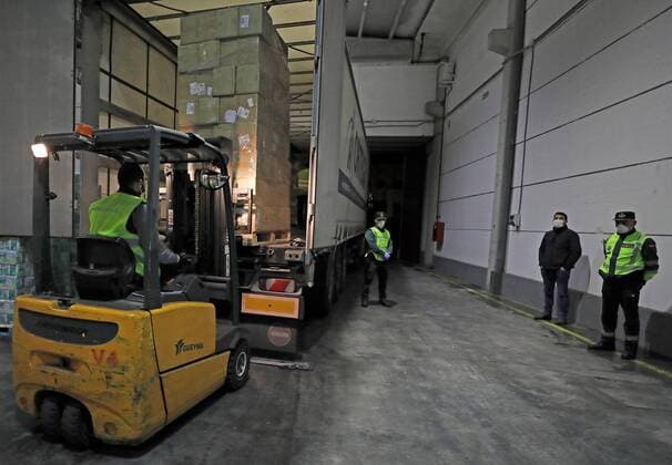 Workers sort out all the personal protective equipment (PPE) received from China at a warehouse in Valencia, Spain, 25 March 2020. A total of 3,800,000 masks, 5,000 protective suits and 2,000,000 gloves arrived to Valencia region to equip hospitals and elder homes in the need of this material amid the coronavirus outbreak. Spain is on its 11th consecutive day of national lockdown imposed by the government in an attempt to slow down the spread of the pandemic COVID-19 disease caused by the SARS-CoV-2 coronavirus. Protection material arrives to Spain from China !ACHTUNG: NUR REDAKTIONELLE NUTZUNG!  Copyright: xJuanxCarlosxCárdenasx GRAFCVA3419 20200325-637207248920008960