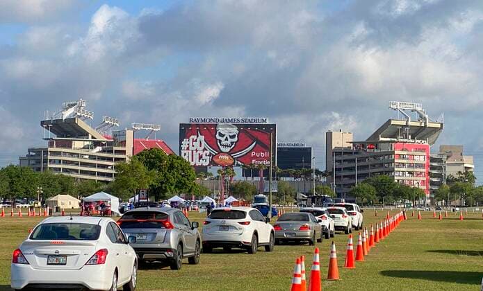 March 25, 2020, Tampa, Florida, USA: Cars are lined up in the parking lot outside of Raymond James Stadium Wednesday, March 25, 2020 in Tampa. The city asked residents to pre-register for coronavirus testing before arriving at Raymond James Stadium. Tampa USA - ZUMAs70_ 20200325_zan_s70_006 Copyright: xLuisxSantanax