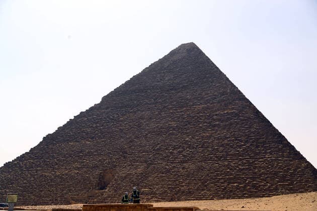 (200325) -- GIZA, March 25, 2020 (Xinhua) -- Staff members disinfect near the Pyramids in Giza, Egypt, March 25, 2020. Egypt announced on Tuesday that one COVID-19 case died and 36 new cases were detected, bringing the total number of cases in the country to 402. (Xinhua Ahmed Gomaa) EGYPT-GIZA-PYRAMIDS-DISINFECTION 