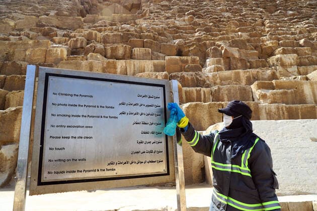 (200325) -- GIZA, March 25, 2020 (Xinhua) -- A staff member disinfects near the Pyramids in Giza, Egypt, March 25, 2020. Egypt announced on Tuesday that one COVID-19 case died and 36 new cases were detected, bringing the total number of cases in the country to 402. (Xinhua Ahmed Gomaa) EGYPT-GIZA-PYRAMIDS-DISINFECTION 