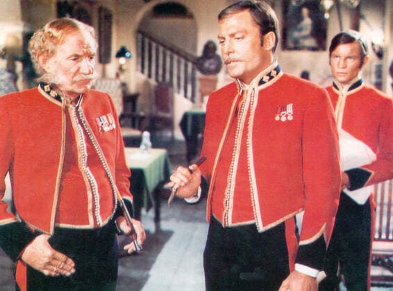 CONDUCT UNBECOMING, Trevor Howard, Stacy Keach, Michael York, 1975 Courtesy Everett Collection !ACHTUNG AUFNAHMEDATUM GESCHÃ„TZT! PUBLICATIONXNOTxINxCANxCHNxFRAxITAxJPNxNORxPOLxRUSxESPxUKxUSA Copyright: xCourtesyxEverettxCollectionx M8DCOUN EC002