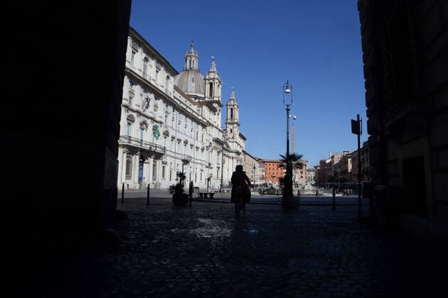March 25, 2020 - Rome, Italy- St. Peter s Square and the streets of the famous roman district Trastevere is deserted, few people with mask against the coronavirus pandemic. Italian police and military check the streets. Pope Francis make wednesday general audience via tv streaming. Romne, Italy - ZUMAi15_ 20200325_zaf_i15_001 Copyright: xEvandroxInettix