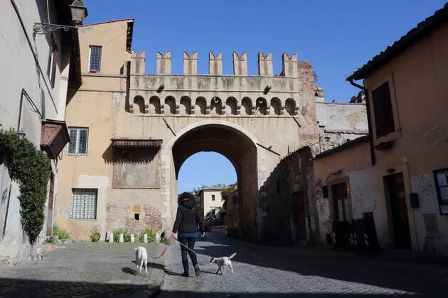 March 25, 2020 - Rome, Italy- St. Peter s Square and the streets of the famous roman district Trastevere is deserted, few people with mask against the coronavirus pandemic. Italian police and military check the streets. Pope Francis make wednesday general audience via tv streaming. Romne, Italy - ZUMAi15_ 20200325_zaf_i15_004 Copyright: xEvandroxInettix