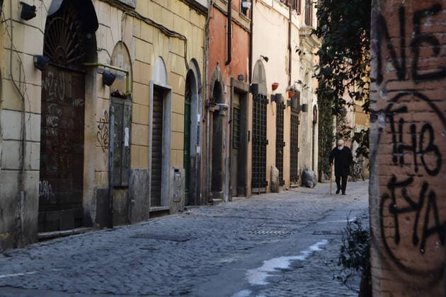 March 25, 2020 - Rome, Italy- St. Peter s Square and the streets of the famous roman district Trastevere is deserted, few people with mask against the coronavirus pandemic. Italian police and military check the streets. Pope Francis make wednesday general audience via tv streaming. Romne, Italy - ZUMAi15_ 20200325_zaf_i15_012 Copyright: xEvandroxInettix