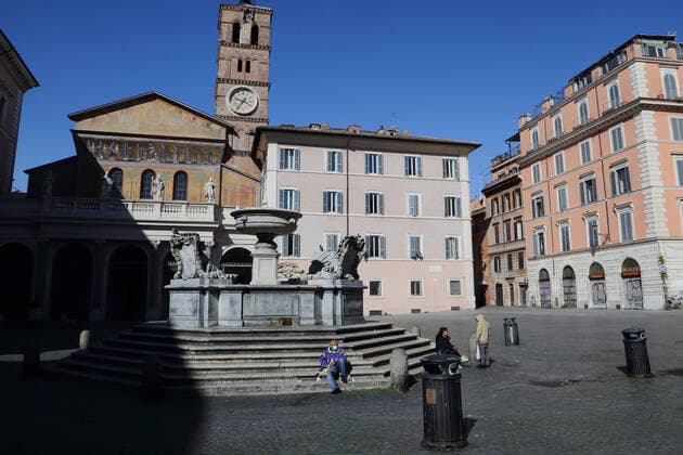 March 25, 2020 - Rome, Italy- St. Peter s Square and the streets of the famous roman district Trastevere is deserted, few people with mask against the coronavirus pandemic. Italian police and military check the streets. Pope Francis make wednesday general audience via tv streaming. Romne, Italy - ZUMAi15_ 20200325_zaf_i15_016 Copyright: xEvandroxInettix