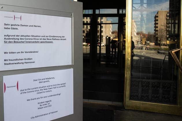Hanover, Neues Rathaus, due to the current situation and in order to contain the spread of the corona virus, the town hall is currently closed to visitors, exterior view, Maschpark,