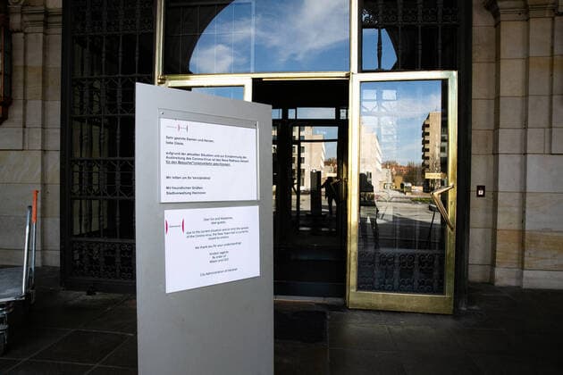 Hanover, Neues Rathaus, due to the current situation and in order to contain the spread of the corona virus, the town hall is currently closed to visitors, exterior view, Maschpark,