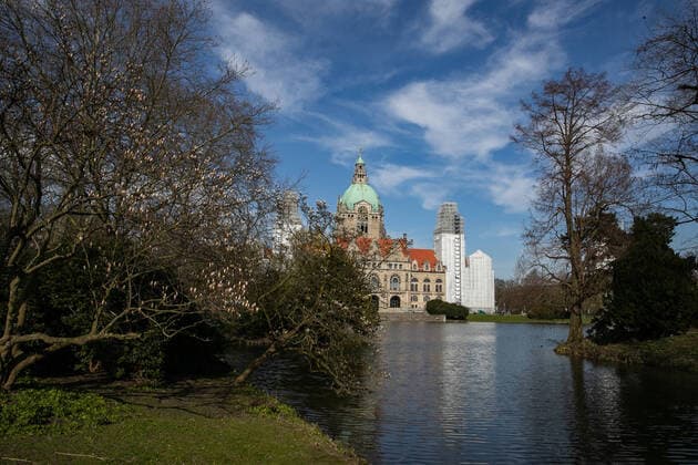 Hanover, Neues Rathaus, due to the current situation and in order to contain the spread of the corona virus, the town hall is currently closed to visitors, exterior view, Maschpark,