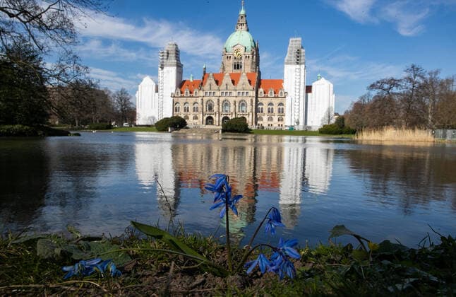 Hanover, Neues Rathaus, due to the current situation and in order to contain the spread of the corona virus, the town hall is currently closed to visitors, exterior view, Maschpark,