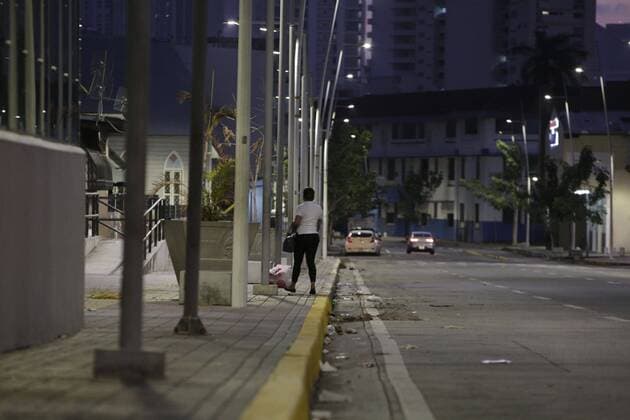 Some passers-by walk in the early morning during the start of the total quarantine, in Panama City, Panama, 25 March 2020. The Government announced the implementation of a total quarantine throughout the country for the coronavirus, which already leaves 8 dead and 443 confirmed infections. The curfew is effective as of 5 a.m. this Wednesday with the exceptions that the same measure already had when it was limited to 12 hours. During the total curfew, citizens will be able to leave their homes for two hours daily to provide basic necessities and through a system of shifts based on the national identification number. Panama enters total quarantine with 8 dead and 443 COVID-19 infections !ACHTUNG: NUR REDAKTIONELLE NUTZUNG!  Copyright: xCarlosxLemosx AME7740 20200325-637207468822789797