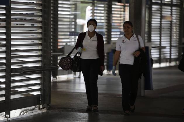 Some people get around on public transport during the start of the total quarantine, in Panama City, Panama, 25 March 2020. The Government announced the implementation of a total quarantine throughout the country for the coronavirus, which already leaves 8 dead and 443 confirmed infections. The curfew is effective as of 5 a.m. this Wednesday with the exceptions that the same measure already had when it was limited to 12 hours. During the total curfew, citizens will be able to leave their homes for two hours daily to provide basic necessities and through a system of shifts based on the national identification number. Panama enters total quarantine with 8 dead and 443 COVID-19 infections !ACHTUNG: NUR REDAKTIONELLE NUTZUNG!  Copyright: xCarlosxLemosx AME7766 20200325-637207469454907608