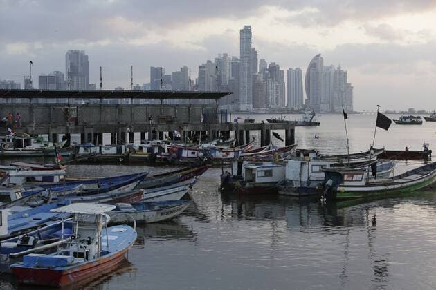 Several boats remain in their port at dawn during the start of the total quarantine, in Panama City, Panama, 25 March 2020. The Government announced the implementation of a total quarantine throughout the country for the coronavirus, which already leaves 8 dead and 443 confirmed infections. The curfew is effective as of 5 a.m. this Wednesday with the exceptions that the same measure already had when it was limited to 12 hours. During the total curfew, citizens will be able to leave their homes for two hours daily to provide basic necessities and through a system of shifts based on the national identification number. Panama enters total quarantine with 8 dead and 443 COVID-19 infections !ACHTUNG: NUR REDAKTIONELLE NUTZUNG!  Copyright: xCarlosxLemosx AME7757 20200325-637207470175475671