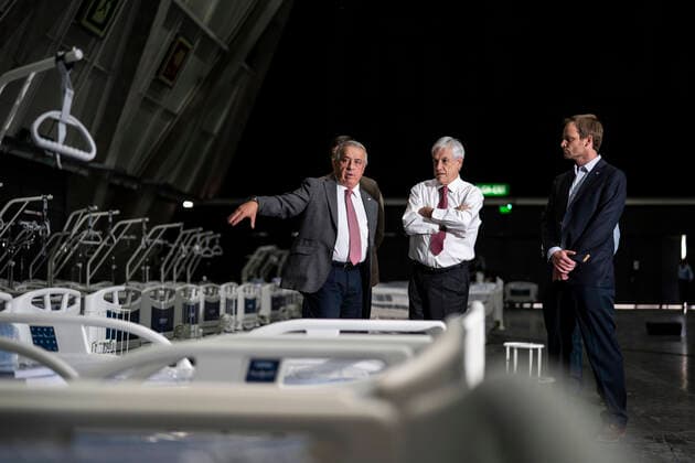 Bilder des Jahres 2020, News 03 März News Themen der Woche KW13 (200325) -- SANTIAGO, March 25, 2020 -- Chilean President Sebastian Pinera (C) and Health Minister Jaime Manalich (L) view beds at Espacio Riesco Convention Center in Santiago, capital of Chile on March 24, 2020. The center will be converted into a temporary hospital for patients infected with COVID-19. Chile has had 922 confirmed cases of COVID-19 with two deaths, the Health Ministry reported Tuesday. CHILE-SANTIAGO-COVID-19-TEMPORARY HOSPITAL YinxNan 