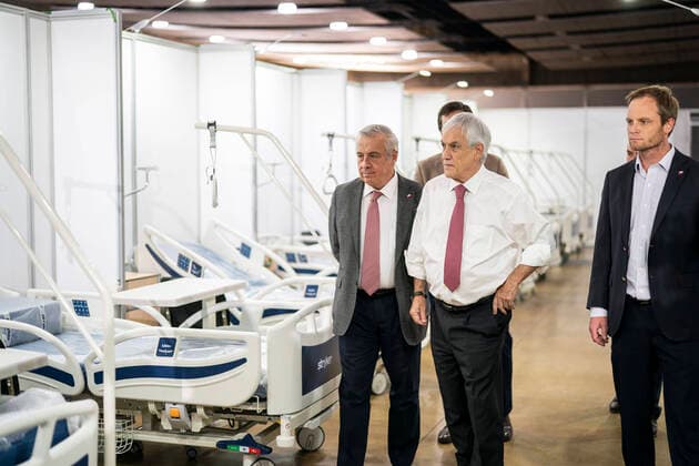 (200325) -- SANTIAGO, March 25, 2020 -- Chilean President Sebastian Pinera (C, front) and Health Minister Jaime Manalich (L, front) view beds at Espacio Riesco Convention Center in Santiago, capital of Chile on March 24, 2020. The center will be converted into a temporary hospital for patients infected with COVID-19. Chile has had 922 confirmed cases of COVID-19 with two deaths, the Health Ministry reported Tuesday. CHILE-SANTIAGO-COVID-19-TEMPORARY HOSPITAL YinxNan 