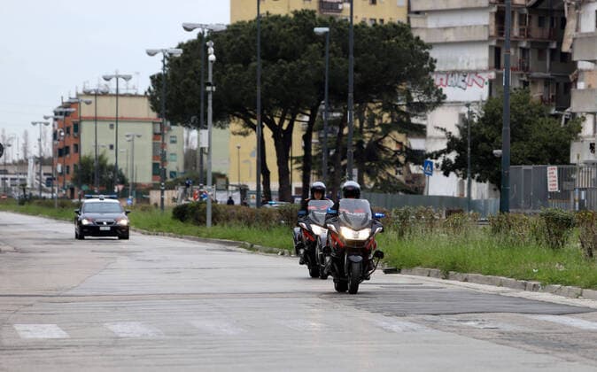 Naples Coronavirus controls of the carabinieri with the drone in Scampia for those who do not stay at home (napolipress Fotogramma, Naples - 2020-03-25) p.s. la foto e utilizzabile nel rispetto del contesto in cui e stata scattata, e senza intento diffamatorio del decoro delle persone rappresentate  Copyright: xnapolipressx xFOTOGRAMMAx