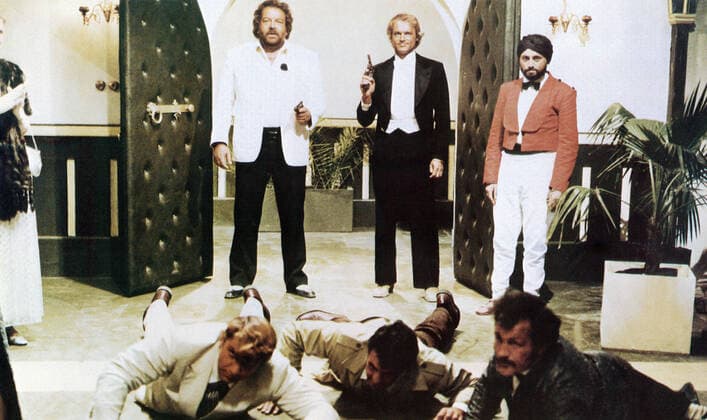 I M FOR THE HIPPOPOTAMUS, (aka IO STO CON GLI IPPOPOTAMI), Bud Spencer (standing left), Terence Hill (standing center), 1979, Succefilm AB courtesy Everett Collection Succefilm AB courtesy Everett Collection !ACHTUNG AUFNAHMEDATUM GESCHÃ„TZT! PUBLICATIONXNOTxINxCANxCHNxFRAxITAxJPNxNORxPOLxRUSxESPxUKxUSA Copyright: xCourtesyxEverettxCollectionx M8DIMFO EC003