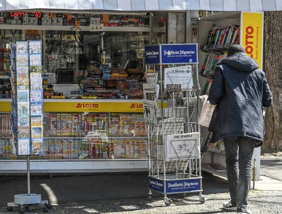 Opened in times of Corona a newspaper kiosk Even if most shops and stores are closed, newspaper kiosks, bakeries, grocery stores, pharmacy, etc. may open Photo Winfried Rothermel