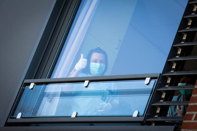 News Bilder des Tages Illustration picture shows a nurse that gives thumbs up , at a Covid Village, the welcome structures on the site The Bruyeres of the Liege CHU, in LIege, Wednesday 25 March 2020. From March 18th, new measures are taken to avoid the spread of the Covid-19. There are 4937 persons infected in Belgium, so far.  BENOITxDOPPAGNE 2491877