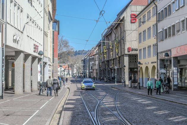 A police car on patrol through the almost empty shopping mile in Freiburg The shops are closed, the exit restrictions due to corona are largely observed Photo Winfried Rothermel