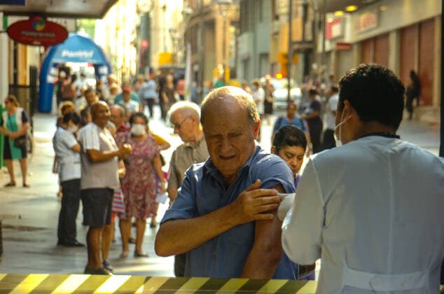 PORTO ALEGRE, RS - 25.03.2020: INICIOU HOJE VACINAÇÃO PARA IDOSOS - Wednesday (25) began vaccination for the elderly against influenza in Porto Alegre being carried out in several pharmacies associated with the Municipal Health Department. x1897562x  OmarxdexOliveira