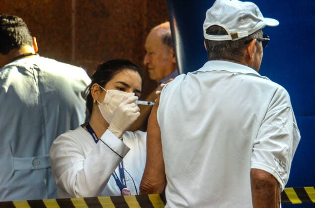 PORTO ALEGRE, RS - 25.03.2020: INICIOU HOJE VACINAÇÃO PARA IDOSOS - Wednesday (25) began vaccination for the elderly against influenza in Porto Alegre being carried out in several pharmacies associated with the Municipal Health Department. x1897569x  OmarxdexOliveira
