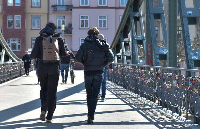 25 03 2020, xblx, Frankfurt on day 3 of the contact ban, only a few people on the Iron Bridge Frankfurt am Main