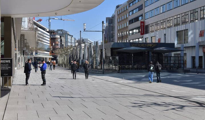 25 03 2020, xblx, Frankfurt on day 3 of the contact ban, only a few people on the Zeil Frankfurt am Main