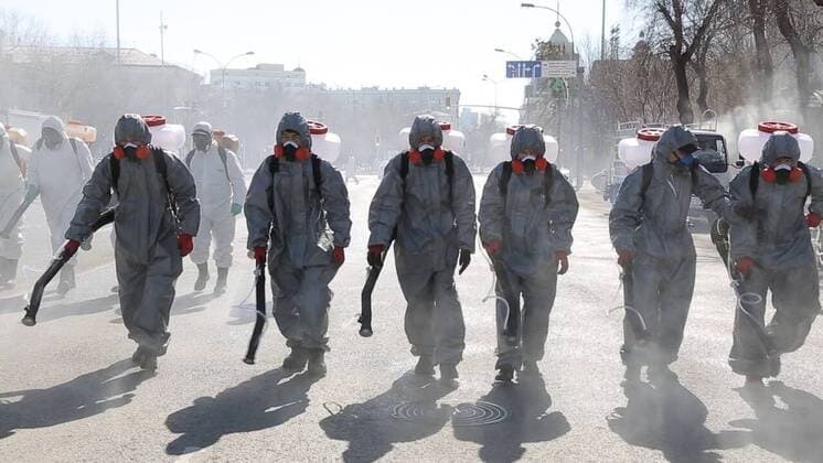 News Bilder des Tages (200325) -- NUR-SULTAN, March 25, 2020 (Xinhua) -- Workers disinfect streets in Nur-Sultan, Kazakhstan, March 25, 2020. Kazakhstan has taken large-scale disinfection operations in several major cities. (Nur-Sultan City Government Handout via Xinhua) KAZAKHSTAN-NUR-SULTAN-COVID-19-DISINFECTION 