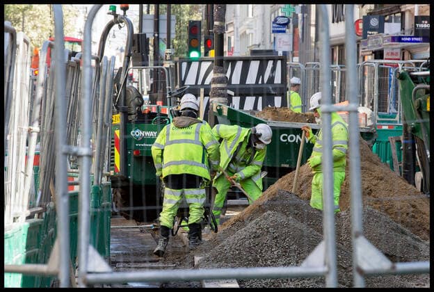 . 25 03 2020. London, United Kingdom. Ongoing Coronavirus Crisis. Construction workers unable to keep the required minimum of two metres apart during the Coronavirus crisis.  xMartynxWheatleyx xi-Imagesx IIM-20954-0021