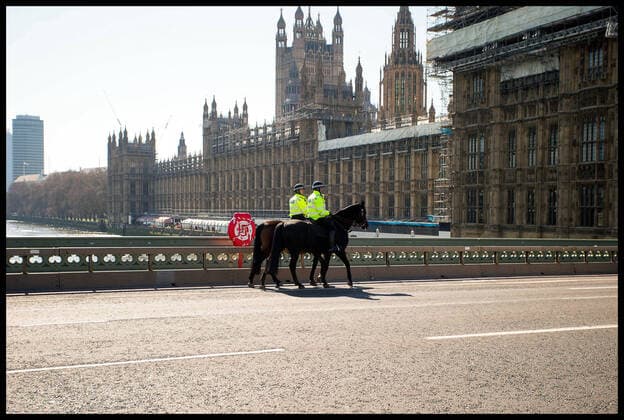 News Bilder des Tages . 25 03 2020. London, United Kingdom. Ongoing Coronavirus Crisis. Two mounted police officers patrol across a deserted Westminster Bridge during the Coronavirus crisis.  xMartynxWheatleyx xi-Imagesx IIM-20954-0009
