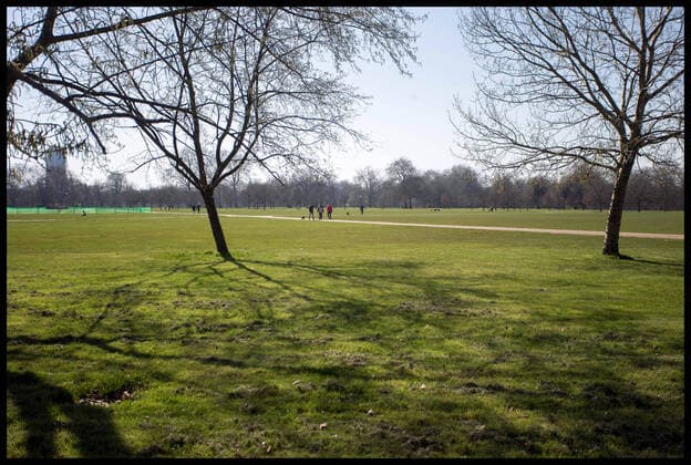 . 25 03 2020. London, United Kingdom. Ongoing Coronavirus Crisis. A near empty Hyde Park during the Coronavirus crisis.  xMartynxWheatleyx xi-Imagesx IIM-20954-0011