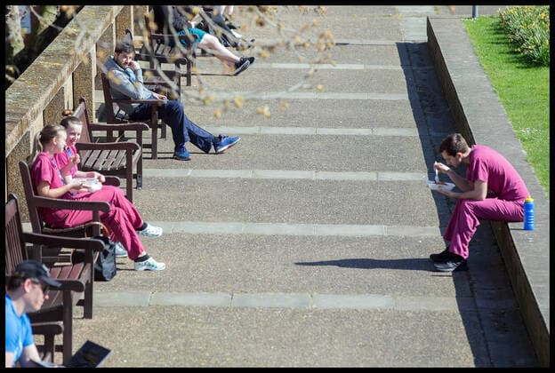. 25 03 2020. London, United Kingdom. Ongoing Coronavirus Crisis. NHS staff take a break near Guy s and St Thomas hospital during the Coronavirus crisis.  xMartynxWheatleyx xi-Imagesx IIM-20954-0013