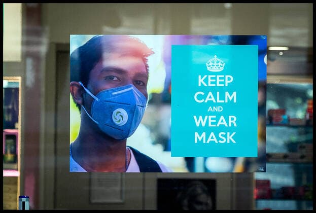 . 25 03 2020. London, United Kingdom. Ongoing Coronavirus Crisis. A poster in the window of the Life Pharmacy on Oxford Street reads ÔKeep Calm And Wear MaskÕ during the Coronavirus crisis.  xMartynxWheatleyx xi-Imagesx IIM-20954-0018