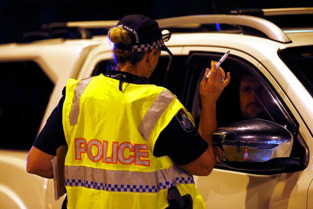 QLD BORDER CLOSURE, Police officer speaks to the driver of a vehicles at a road block near the Queensland-NSW border on the Gold Coast Highway in Coolangatta, Thursday, March 26, 2020. The Queensland border closure has come into effect form midnight on Wednesday as authorities try to stop the spread of COVID-19. ( NO ARCHIVING, EDITORIAL USE ONLY, NO USE IN BOOKS WITHOUT CONSENT BRISBANE QLD AUSTRALIA  Copyright: xREGIxVARGHESEx 20200326001459800857