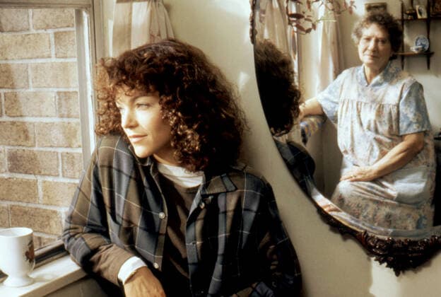 CROSSING DELANCEY, Amy Irving, Reizl Bozyk (in mirror), 1988, (c)Warner Bros. courtesy Everett Collection Warner Bros Courtesy Everett Collection !ACHTUNG AUFNAHMEDATUM GESCHÃ„TZT! PUBLICATIONXNOTxINxCANxCHNxFRAxITAxJPNxNORxPOLxRUSxESPxUKxUSA Copyright: xWarnerxBros CourtesyxEverettxCollectionx MSDCRDE EC006