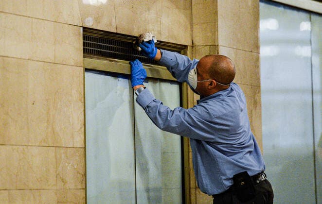 March 25, 2020, New York Manhattan, USA: Worker cleaning the Grand Central . . 03 25 20. New York Manhattan Grand Central Terminal . . New York Manhattan. USA - ZUMAs252 20200325_znp_s252_017 Copyright: xMarcusxSantosx