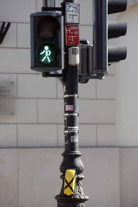 WARSZAWA 25.03.2020 KORONAWIRUS ZAKAZ WYCHODZENIA Z DOMU PUSTE ULICE N Z. POZAKLEJANE PRZYCISKI NA PRZEJSCIACH DLA PIESZYCH FOT. ALEKSANDER MAJDANSKI NEWSPIX.PL --- Newspix.pl  AMA_1269