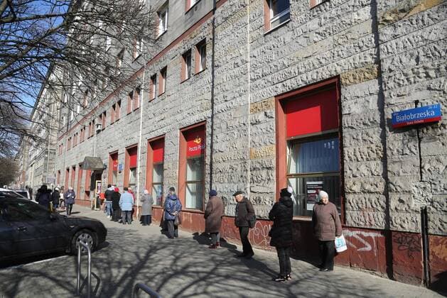 25.03.2020 WARSZAWA . EPIDEMIA KORONAWIRUSA , OGRANICZEN IA W PORYSZAMIU SIE , OPUSTOSZALE MIASTO . POCZTA KOLEJKA BIALOBRZESKA FOT. PAWEL STEPNIEWSKI NEWSPIX.PL --- Newspix.pl Streets are seen empty during coronavirus pandemic.  PAST250320_013