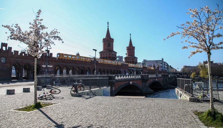 Oberbaumbruecke with U Bahn Berlin, 25 03 20, Oberbaumbruecke with U Bahn running over it connects the districts Kreuzberg and Friedrichshain over the river Spree View to the outgoing U Bahnwagen Berlin Berlin Deutschland Oberbaumbruecke