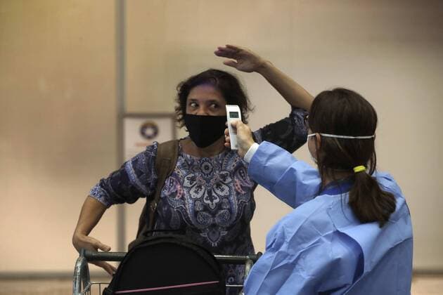 Health workers measure the temperature to travelers at the Galeao airport in Rio de Janeiro, Brazil, 25 March 2020. As President Jair Bolsonaro has claimed the economy is more important, some authorities in the country have split from the president s position and calling people for a strict quarantine. Health controls at the Galeao airport in Rio de Janeiro !ACHTUNG: NUR REDAKTIONELLE NUTZUNG!  Copyright: xAntonioxLacerdax AME7809 20200325-637207599329675507