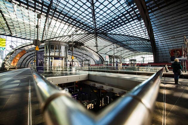 Central station in Berlin on 25 March 2020 In order to slow down the spread of the coronavirus COVID 19, the federal and state governments decided to impose further restrictions After museums, theatres, sports events etc. were banned, meetings with more than two people in public have been banned in principle for a few days Restaurants, for example, can only offer no pick-up se