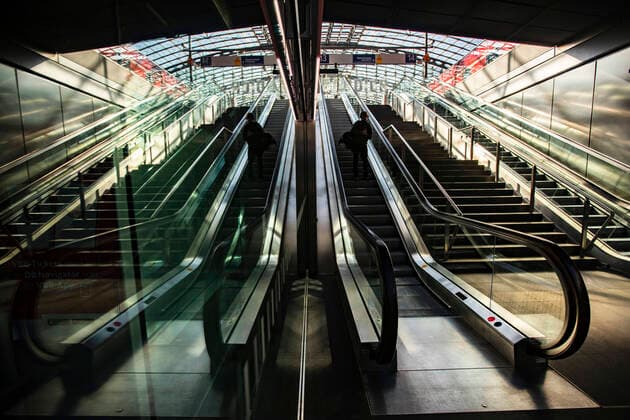 Empty escalators at Berlin central station on 25 March 2020 To slow down the spread of the coronavirus COVID 19, the federal and state governments decided to impose further restrictions After museums, theatres, sporting events etc. were banned, meetings with more than two people in public have been banned for a few days Restaurants, for example, can only o