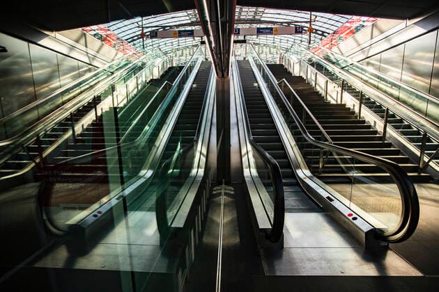 Empty escalators at Berlin central station on 25 March 2020 To slow down the spread of the coronavirus COVID 19, the federal and state governments decided to impose further restrictions After museums, theatres, sporting events etc. were banned, meetings with more than two people in public have been banned for a few days Restaurants, for example, can only o