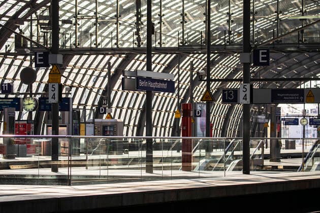 Empty central station in Berlin on 25 March 2020 To slow down the spread of the coronavirus COVID 19, the federal and state governments decided to impose further restrictions After museums, theatres, sporting events etc. were banned, meetings with more than two people in public have been banned in principle for a few days Restaurants, for example, can only offer no pick