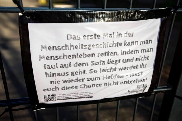 Shield on heroism in times of coronavirus in Berlin on 25 March 2020 To slow down the spread of the coronavirus COVID 19, the federal and state governments decided to impose further restrictions After museums, theatres, sports events etc. were banned, from today on meetings with more than two people are forbidden in public Restaurants, for example, ca