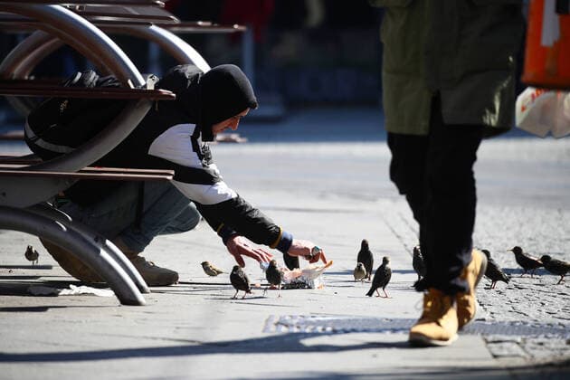 A man shares his kebab with Sparrow Bird in Berlin on 25 March 2020 To slow down the spread of the coronavirus COVID 19, the federal and state governments decided to impose further restrictions After museums, theatres, sports events etc. have been banned, meetings with more than two people in public are forbidden as of today Public liver further restricted in Berlin due to coronavirus