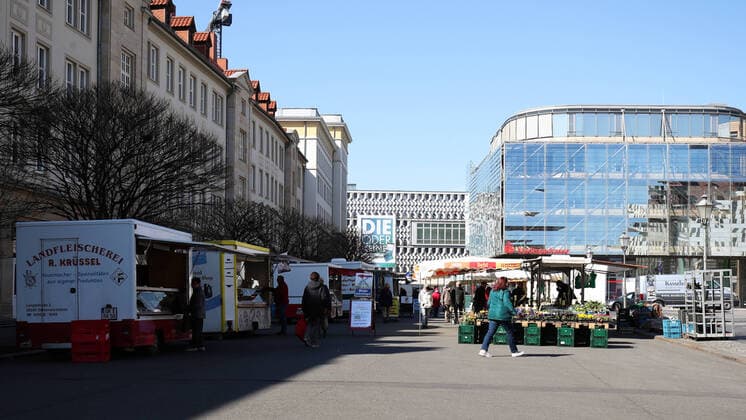 Weekly market at the Old Market in Magdeburg and the market bustle in times of the Corona crisis