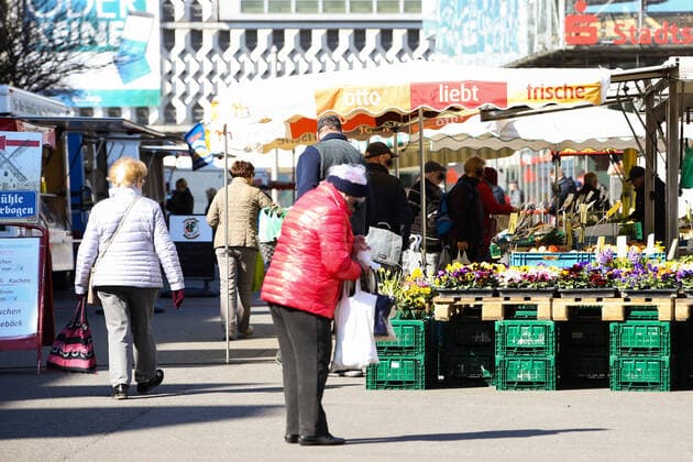 Weekly market at the Old Market in Magdeburg and the market bustle in times of the Corona crisis